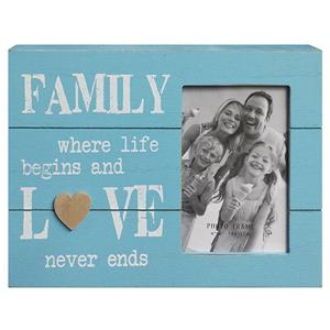 מסגרת תיבה מעץ תכלת כיתוב FAMILY לבן. 
מסגרת אנכית לשולחן או קיר

מידות תמונה: 10x15 ס