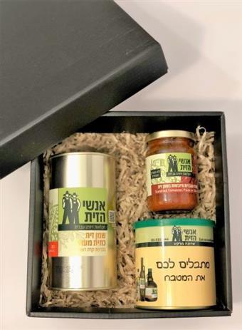מארז קובייה המכיל: פח 500 מ"ל שמן זית כתית מעולה + תבלין בפחית לגידול ביתי +  מטבל על בסיס שמן זית. 